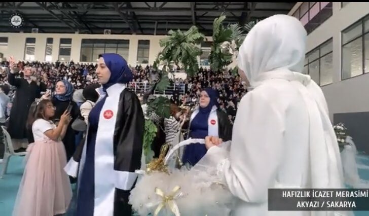 BirnurYagiz's tweet photo. Diyanet İşleri Başkanı:
Prof. Dr. Ali Erbaş, "Kur’an-ı Kerim'i başımıza taç yapalım, hayatımızı Kur'an'a göre tanzim edelim. Neslimiz, gençlerimiz, çocuklarımız Kur’an’ın aydınlığından istifade etsin. Çünkü Kur’an insanları karanlıklardan aydınlığa çıkarmak için indirilmiştir."❤️ https://t.co/rpQvqLIEAr