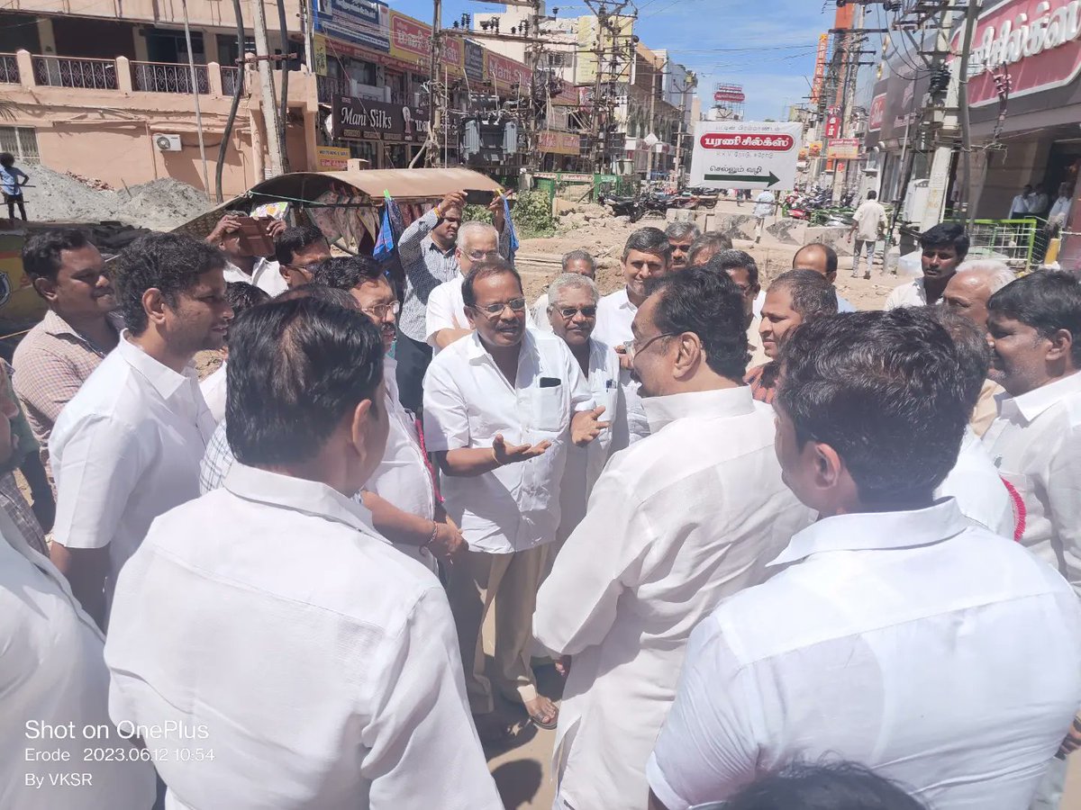 EVKSElangovan's tweet photo. ஈரோடு 12/06/2023 கிருஷ்ணா தியேட்டர் முதல் மணிக்கூண்டு வரை கழிவுநீர் சாக்கடை கான்கிரீட் கால்வாய் அகலப்படுத்தும் பணி நடைப்பெற்று வருகிறது. பணியை விரைவாக முடிக்க பொதுமக்கள் கேட்டுக் கொண்டதற்கு இணங்க ஆய்வு மேற்கொண்டு சம்பந்தப்பட்ட அதிகாரிகளிடம் விரைந்து முடிக்க கேட்டுக் கொண்ட போது. https://t.co/taC8YGkXK9