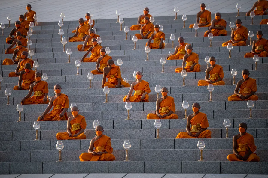 Vesak Günü'nde Buda'yı onurlandırmak için toplu dua eder