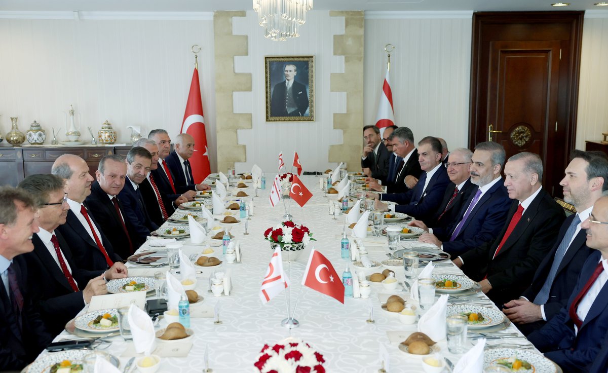 RTErdogan's tweet photo. Cumhurbaşkanı sıfatıyla 5 sene daha Türkiye’ye hizmet etme imkânına kavuşmamızın ardından ilk yurt dışı ziyaretimi Kuzey Kıbrıs Türk Cumhuriyeti’ne gerçekleştirdim.

Cumhurbaşkanı Sayın Ersin Tatar ile görüşmemizde gündemimizdeki tüm konuları ayrıntılarıyla ele aldık.            

Kıbrıs meselesinde Türk tarafı her zaman yapıcı ve sonuç odaklı tutum benimsemiştir.

Ada’nın kadim ve asli unsuru Kıbrıs Türklerinin haklı talepleri açık ve nettir. Kıbrıs Türk’ü asla azınlık olmamıştır, olmayacaktır.

Kıbrıs Türklerinin müktesep hakları olan egemen eşitlikleri ve eşit uluslararası statülerinin teyidi bizler için olmazsa olmazdır.

Müzakere masasına dönülecekse bunun yolu Kuzey Kıbrıs Türk Cumhuriyeti’nin tanınmasından geçmektedir.

Kıbrıs Adası ve etrafındaki hidrokarbon kaynaklarının hakça paylaşımı için Kıbrıs Türk tarafının sunduğu somut öneriler de hâlâ masadadır.

Ada’daki kardeşlerimizin huzur ve güvenliği bizim huzur ve güvenliğimiz demektir.

Ana vatan olarak tüm imkân ve kabiliyetlerimizle Kuzey Kıbrıs Türk Cumhuriyeti’nin yanındayız.

Samimi çözüm çabalarına desteğimizi sürdürürken Kuzey Kıbrıs Türk Cumhuriyeti’ne yönelik katkılarımızı da artırarak devam ettireceğiz.

Türkiye’nin ve Kuzey Kıbrıs Türk Cumhuriyeti’nin hak ve çıkarlarını kararlılıkla savunmaya devam edeceğiz.