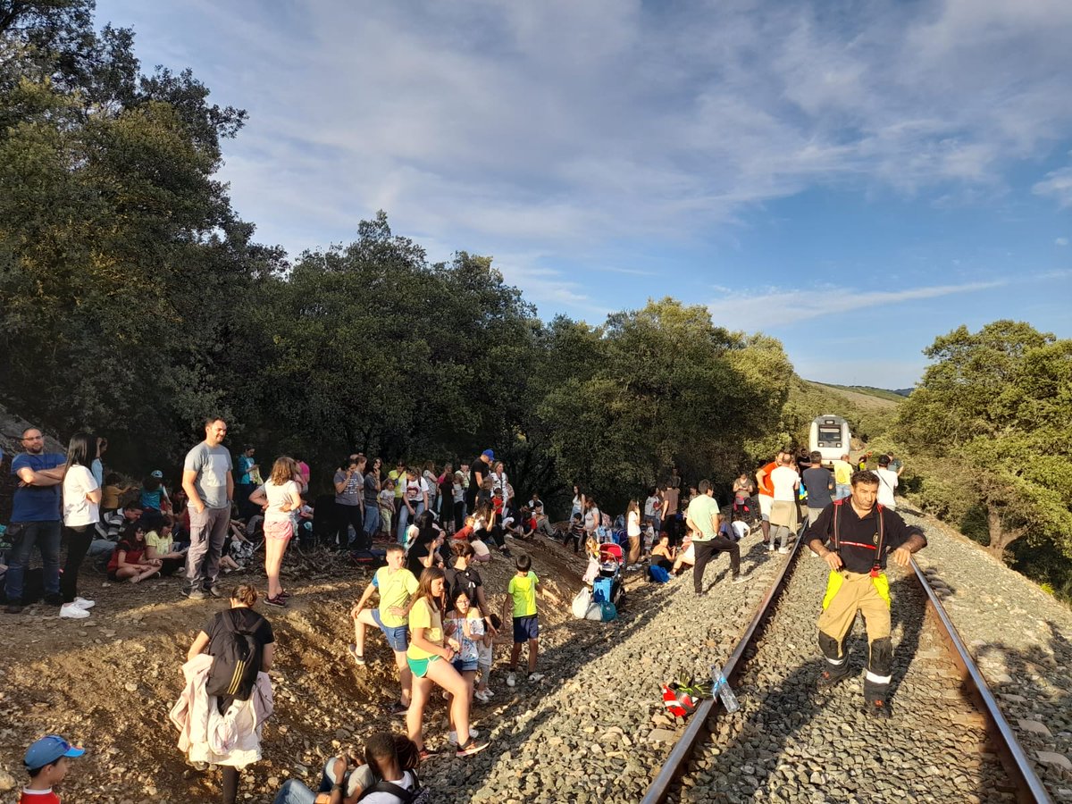 RomeraElena's tweet photo. @todoesmentiratv faltáis vosotros por haceros eco de la enésima desventura del tren extremeño. Esta vez con 74 menores entre 18 meses y 8 años procedentes de una excursión escolar. La vergüenza es cada vez mayor https://t.co/N7ghHi01ZB