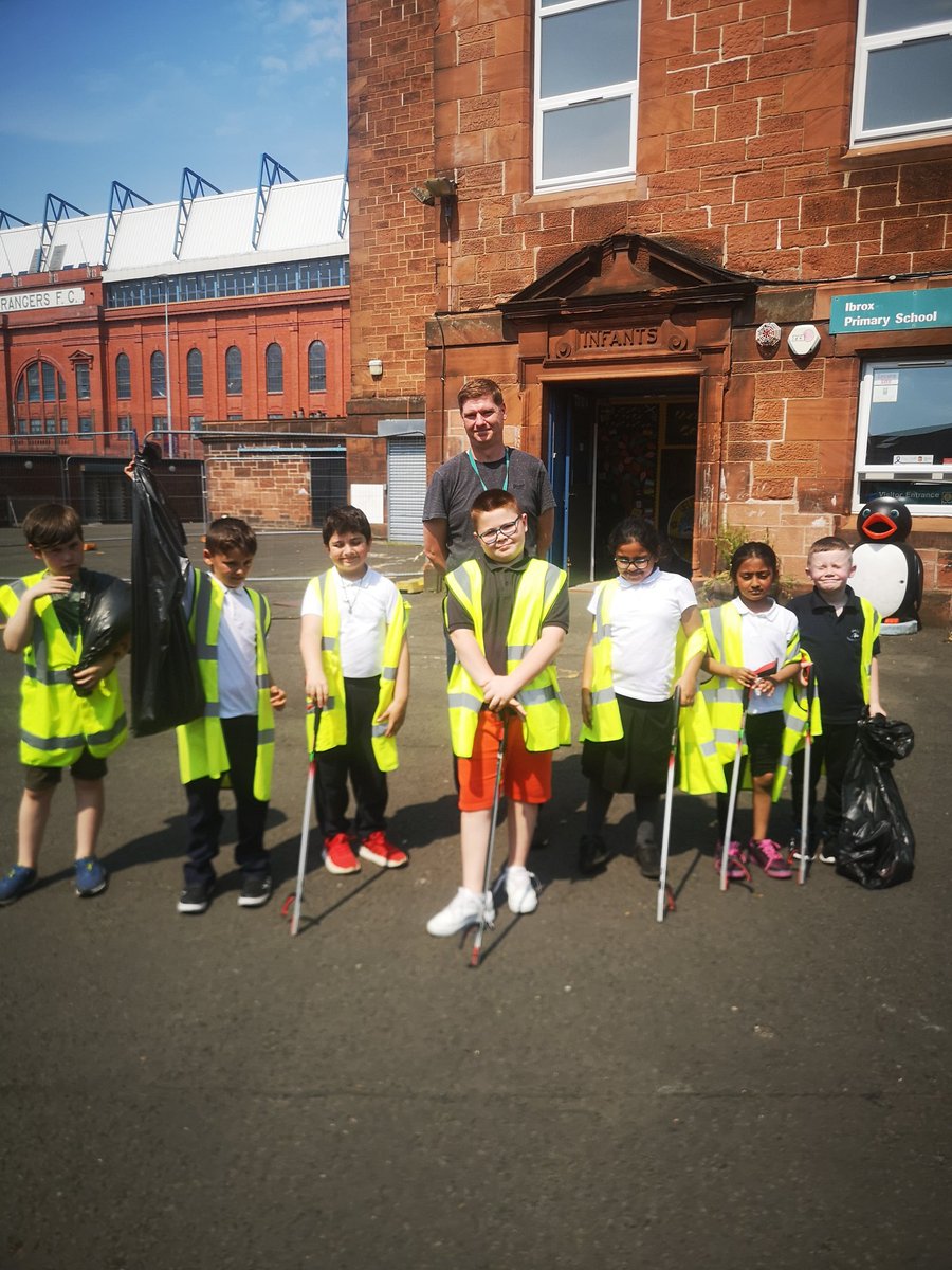 miss_mcgettigan's tweet photo. Thank you Jim, who came to discuss the Road Safety Action Plan for Ibrox Primary School...and took some volunteer children out litter picking!  #positivecommunities #Ibrox #govanlitterpickingcalendar @ThrivingGovan @GlasgowCC https://t.co/9v3RLh6TNI