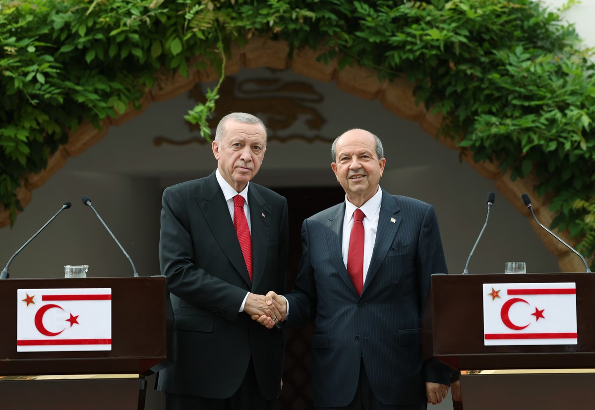 Cumhurbaşkanı sıfatıyla 5 sene daha Türkiye’ye hizmet etme imkânına kavuşmamızın ardından ilk yurt dışı ziyaretimi Kuzey Kıbrıs Türk Cumhuriyeti’ne gerçekleştirdim.

Cumhurbaşkanı Sayın Ersin Tatar ile görüşmemizde gündemimizdeki tüm konuları ayrıntılarıyla ele aldık.…