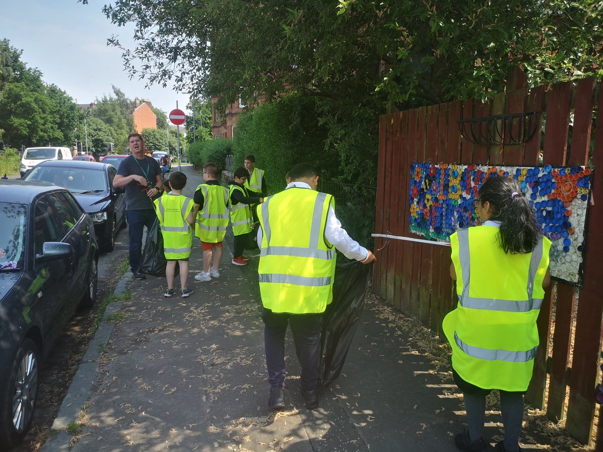 miss_mcgettigan's tweet photo. Thank you Jim, who came to discuss the Road Safety Action Plan for Ibrox Primary School...and took some volunteer children out litter picking!  #positivecommunities #Ibrox #govanlitterpickingcalendar @ThrivingGovan @GlasgowCC https://t.co/9v3RLh6TNI