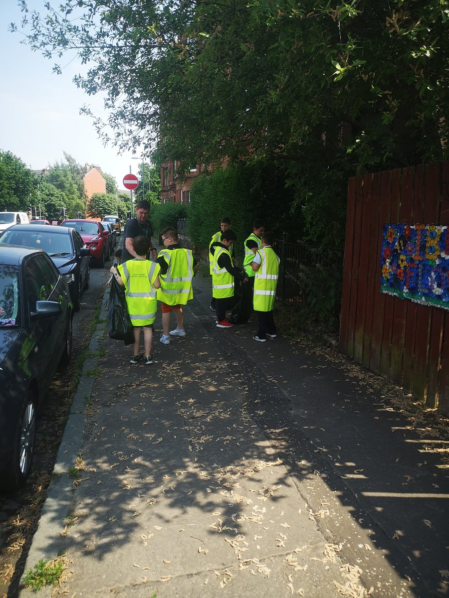 miss_mcgettigan's tweet photo. Thank you Jim, who came to discuss the Road Safety Action Plan for Ibrox Primary School...and took some volunteer children out litter picking!  #positivecommunities #Ibrox #govanlitterpickingcalendar @ThrivingGovan @GlasgowCC https://t.co/9v3RLh6TNI