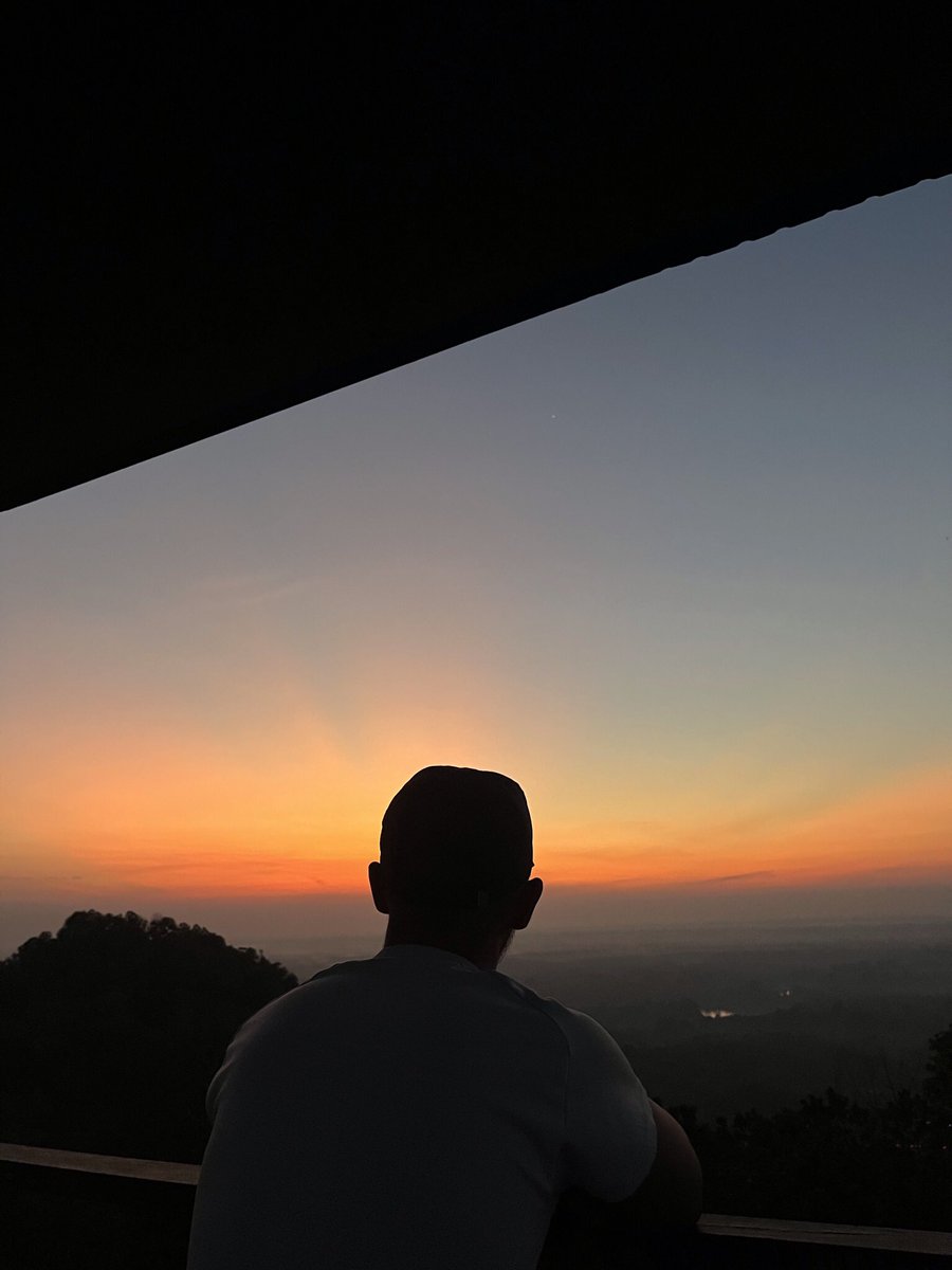 RadianurS's tweet photo. Kuhirup udara dengan sesaknya perasaan, menantikan pagi bersama angin. Beginikah yg kuharapan? https://t.co/nJOofgp4YL