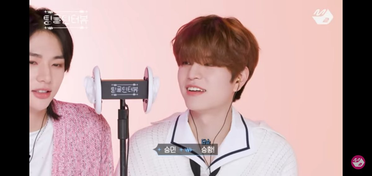 rulru0000's tweet photo. @M2MPD @Stray_Kids 스키즈 3번째 팅글인터뷰라니 !!!!!
💕M2/엠피디님💕ヾ(*'∀`*)ﾉ♡
정말 사랑합니다❣💓❣💓❣💓
제 고막이 가장 크게 반응 했던 장면은 현진이의 귀여운 발음과(쵸는땋ㅎ;;(? 승미니를 따라하는 패럿 멍뭉ㅇㅣ부분이였어요 😊😊😊
(자막까지 완벽하게 귀.엽.ㄷr니··😭

#팅글인터뷰_스트레이키즈 https://t.co/FMrap6sI8z