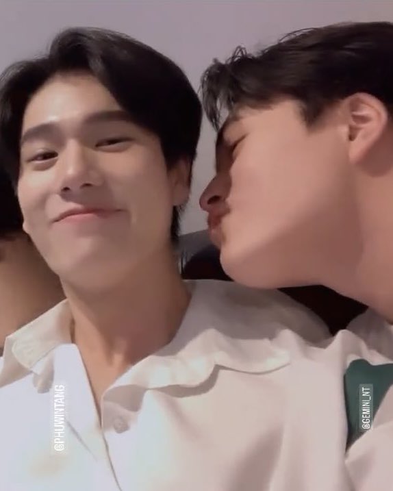 OHMETAWIN's tweet photo. gemfourth to their p’phuwin: 😘😘😆🤏🏻 https://t.co/oW8bC7W5eX