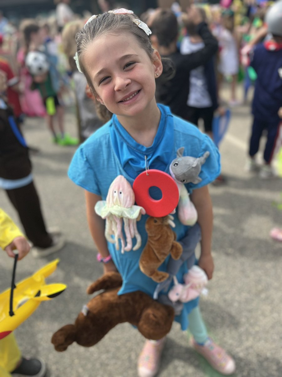 MissSSheehan's tweet photo. Letter Day Parade! https://t.co/4viWemzbIR