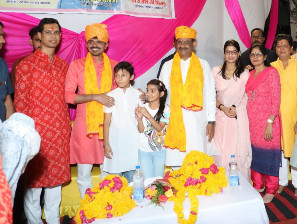 LuvSharmaBJP's tweet photo. स्टेशन क्षेत्र में बाबा खाटू श्याम के जागरण में माननीय लोकसभा स्पीकर श्री @ombirlakota जी भाईसाब के साथ उपस्थित होने का सौभाग्य प्राप्त हुआ। https://t.co/BlF2c2bc6W