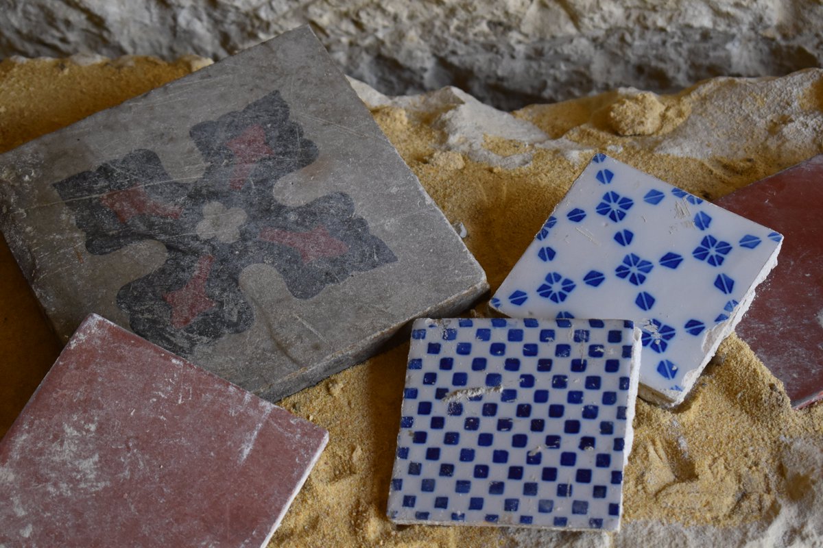 😲Opération "Sauvetage des vestiges de l'#HotelDieu" : cette semaine les faïences du laboratoire, des tommettes et les carreaux de ciment. 🤩 #archives #villedorange