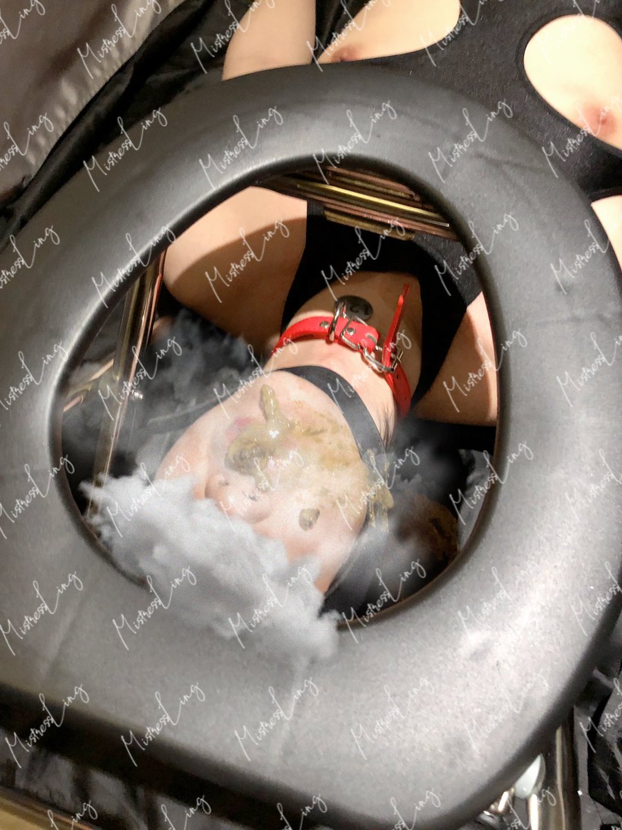 MistressLing's tweet photo. 內有💩���入
-
又是一個成就感系列～
從訓練到讓母豬完整吃下全部的大便 成就感滿滿 終於也有專用便器了❤️
-
#sm #bdsm #DS #femdom #鼻鉤 #肛鉤 #女主 #女S  #女王 #男奴 #字母圈 #調教 #戀足 #母豬 #雌豚 #豚化 #首輪 #乳膠 #絲襪 #调教 #鼻鉤 #眼罩 #便器 #黃金 https://t.co/uMQH32H8hD