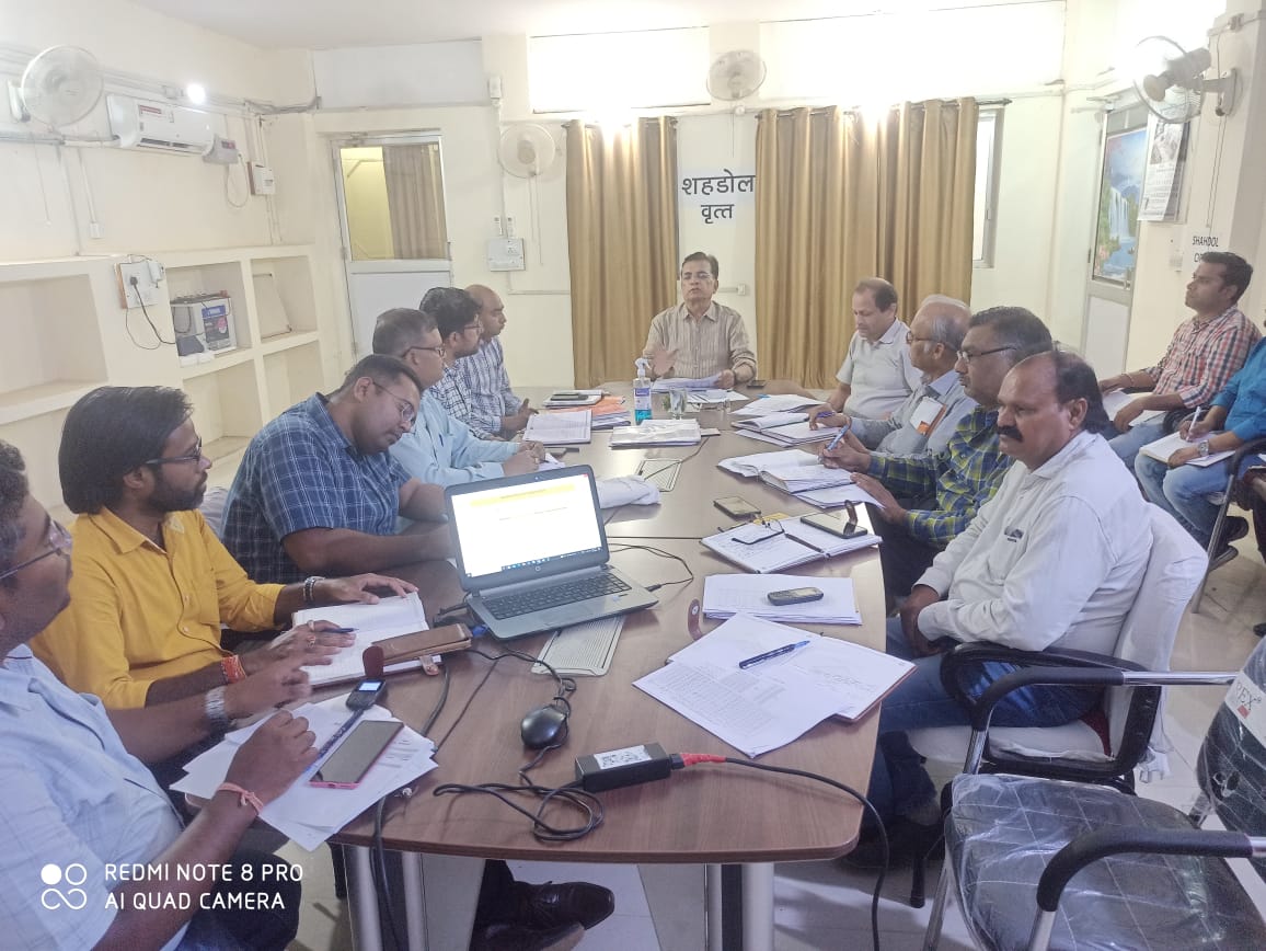 Se_MPEB_Shahdol's tweet photo. @mpeastdiscom  @CEShahdolRegion  
R/S CE sir Meeting regarding Revenue collection,increase consumer count,Cm Helpline, Rdss &amp; other point at Shahdol circle. https://t.co/06hCzuP8iC