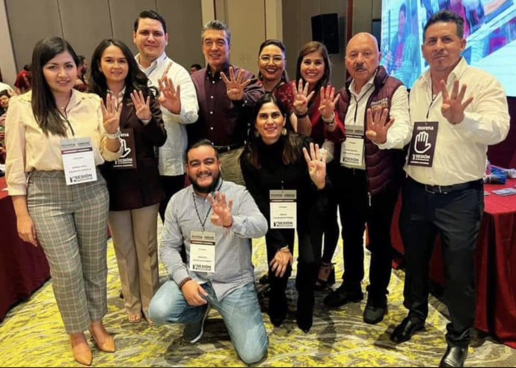 MorenaChiapas_'s tweet photo. ¡Vamos a ganar el 2024!

El día de ayer, la representación  de @MorenaChiapas_ en el Consejo Nacional, participó en un acto histórico que acaba con la dedocracia en México. En @PartidoMorenaMx, se hace política con unidad y con piso parejo para todas y todos. https://t.co/aa3nmhe2Xx