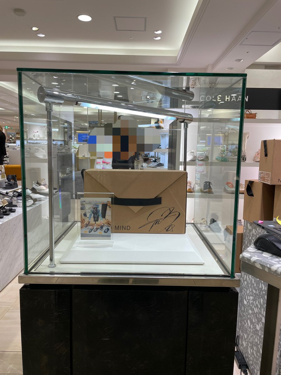 yumingD31's tweet image. こんな靴が欲しいを形にしてくれたがんちゃんありがとう✨UNOすごく可愛い♡
実物見て買いたいと思ってたからPOPUPストア行って買ってきた!

この先にあるCOACHのディーンさんから売り場が見えるかなーと見てみたけれどちょっと無理だったっ
#NERDMIND