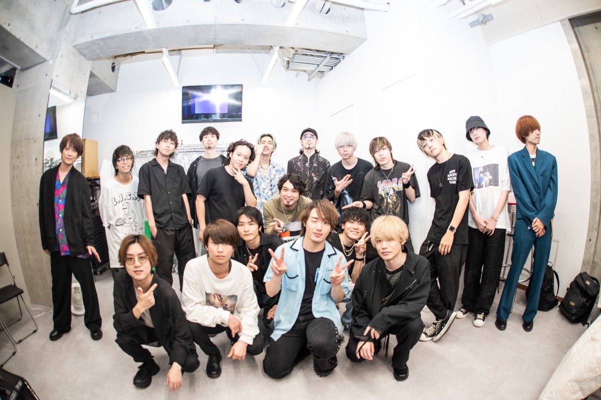 kentiiyl's tweet image. submarine fes vol.4
ありがとうございました！！

楽しい以外の言葉が見つからん😠

大好きな仲間たちと
ファンのみんなと
本当に素敵な1日でした！

ワンマンまで突き進むぞ！

みんなで駆け抜けよう🌊

#DIVETOTHE2ND
#Thinkingdogs
#Lennycodefiction
#1_SHINE
#ヤスイカズマ

photo @MariOokawa