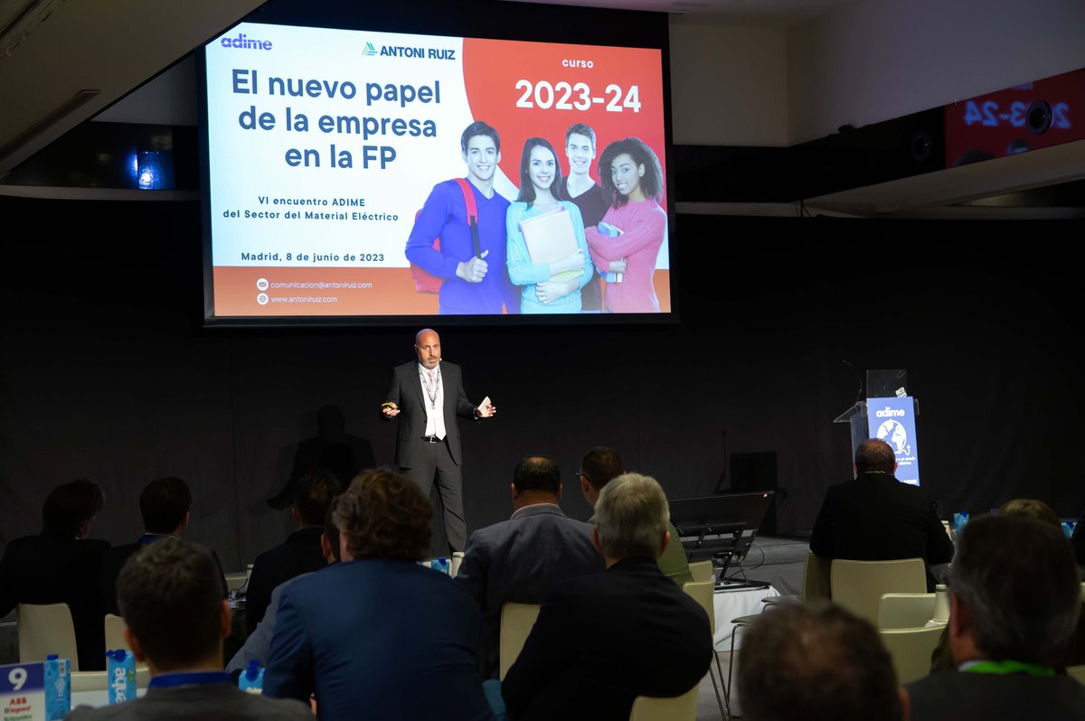 adimeDistrib's tweet photo. ¡Récord de participación en el VI Encuentro!👋👋
Casi 290 directivos de las empresas distribuidoras, fabricantes, grupos de compra, asociaciones transversales 
Los almacenes de distribución están y estarán, porque son imprescindibles
El Sector del Material Eléctrico unido 💪 https://t.co/ERVgGKL0zg