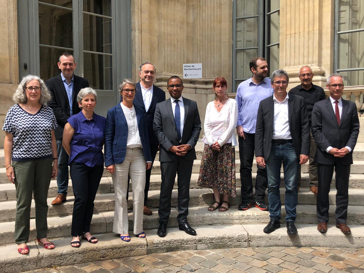 UNSA_Education's tweet photo. #télétravail l' @UNSA_Education  a signé l'accord ministériel qui donne de nouveaux droits et un cadre protecteur aux personnels volontaires pour cette modalité de travail. JM Boeuf, SG @aeti_unsa  &amp; Tony Martin, SG @SNAPS_UNSAEDUC représentaient #UnsaEduc
https://t.co/JEZfkLte5f https://t.co/K2N0yajSyj
