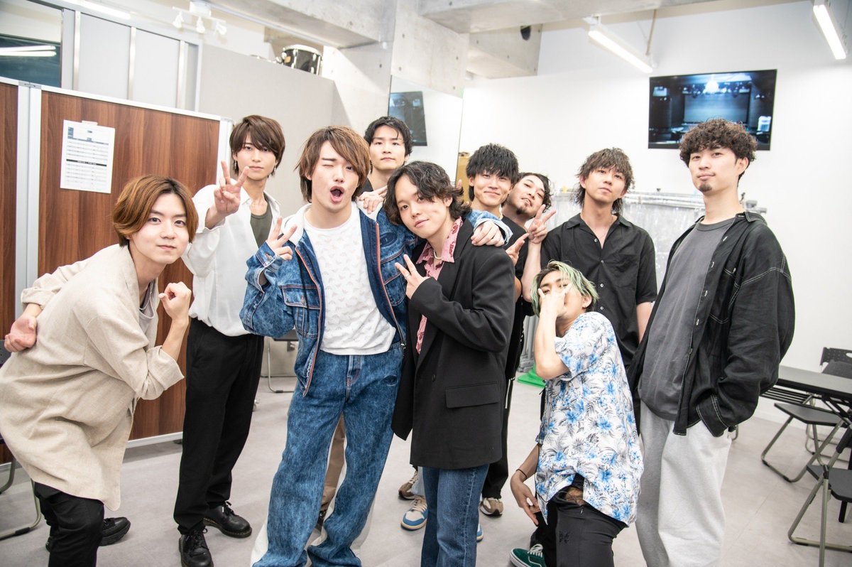 arashi_the_2nd's tweet photo. 出演頂いた先輩方と📷
📷@MariOokawa
#Lennycodefiction
#Thinkingdog
#1_SHINE
#ヤスイカズマ https://t.co/clZZSRg3mU