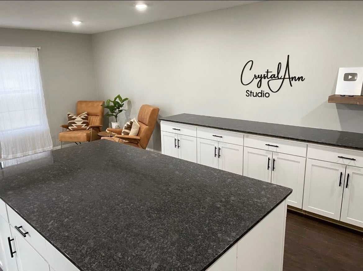 AlphaCounterTop's tweet photo. Leathered Steel Grey for this sweet work studioπ€ Leathered granite isnβt shiny (or polished) and has such a great texture. Leathered granite maintenance is the same as regular polished stone. #studiocountertop #steelgreygranite #leatheredgranite #alphacountertops #arkansasstudio https://t.co/0lFfCGCHTV
