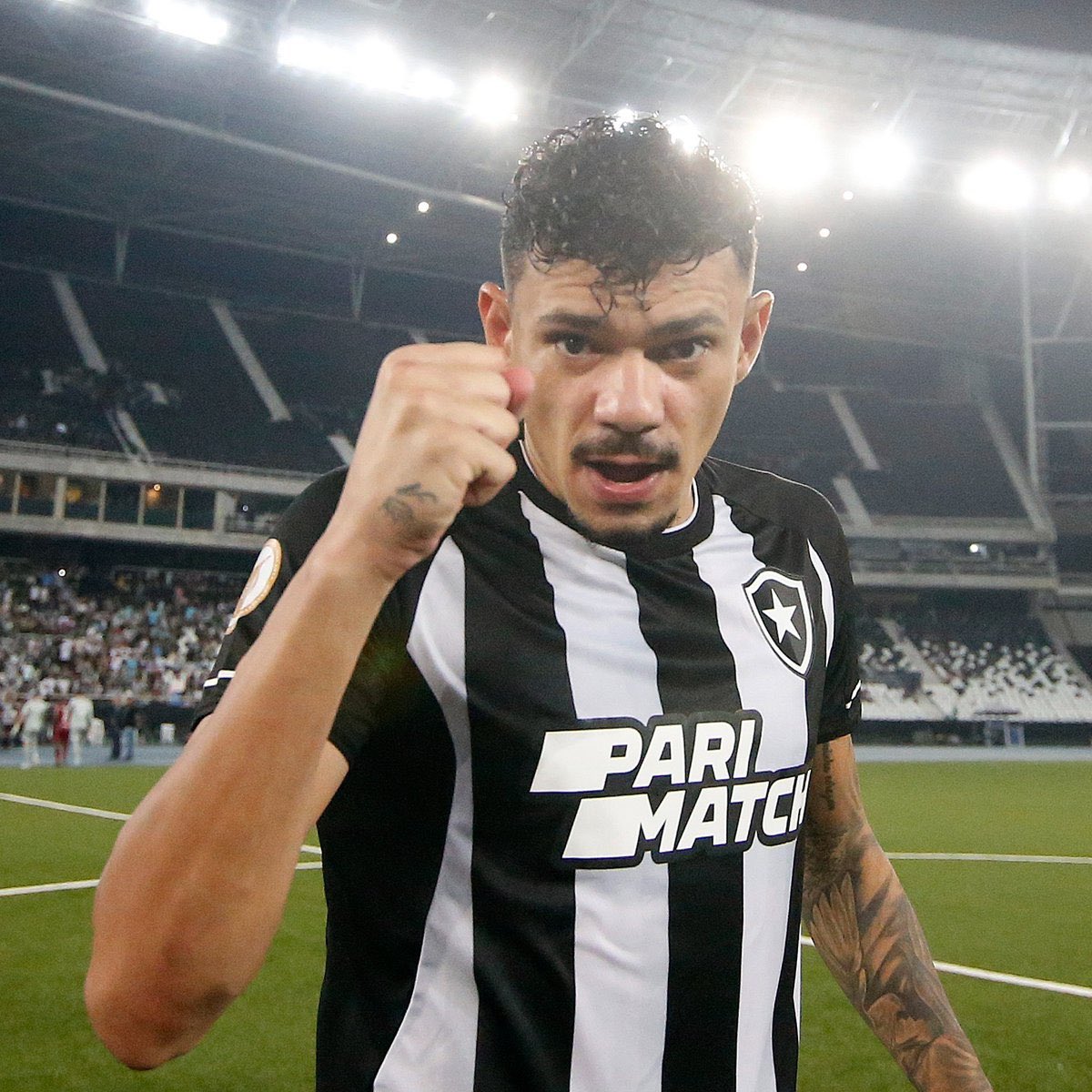 SofascoreBR's tweet photo. Tiquinho Soares entre todos os centroavantes do @Brasileirao desde a sua estreia na competição (23 jogos):

1º em participações em gols (19)
1º em assistências (5)
1º em ações com a bola (970)
1º em bolas recuperadas (74)
1º em faltas sofridas (58)
2º em gols marcados (14)
2º em chutes no gol (33)
2º em duelos ganhos (160)
2º em dribles certos (29)
2º em Nota Sofascore (7.29)

🔥🔥