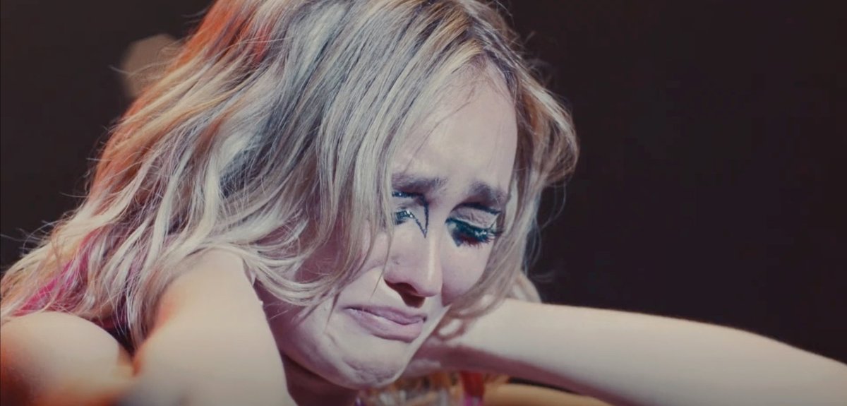 flowerfrost_'s tweet photo. everything is bad in this series but, this shit here is so real.
the way "idols" are used, exploited, their mental health isn't treated properly and when they have no use for business, get easily replaced leaving them alone to face their pain and demons.

#theidolhbo • #theidol https://t.co/AOwzKExiYE