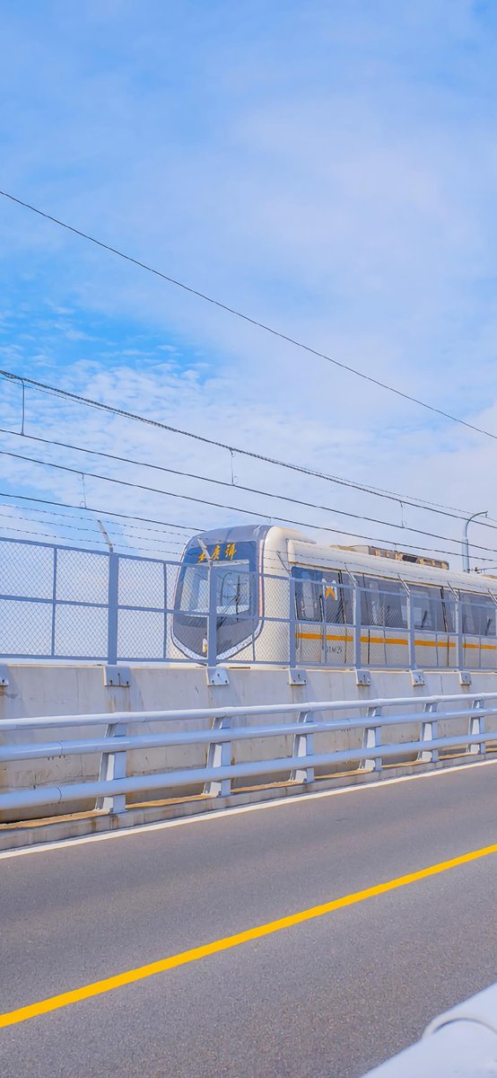 There is wind in a house with many doors, and people who talk too much are in trouble.