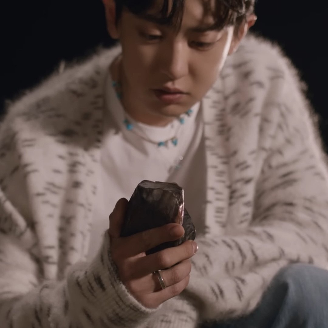 HamsterXiumin's tweet photo. 11 years passed, and Chanyeol still put interest on stone. Even picking it...
Emang demen nyomot batu dari dulu wkwkkwk

#EXO_EXIST
#weareoneEXO
@weareoneEXO https://t.co/GVHN4bAnUb