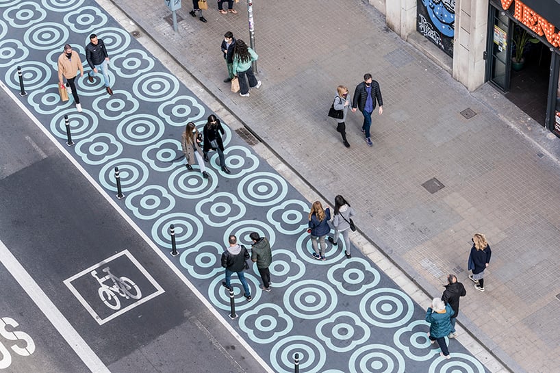 designboom's tweet image. arauna studio&apos;s graphic intervention transforms the streets of barcelona for a more inclusive cityscape designboom.com/design/graphic…