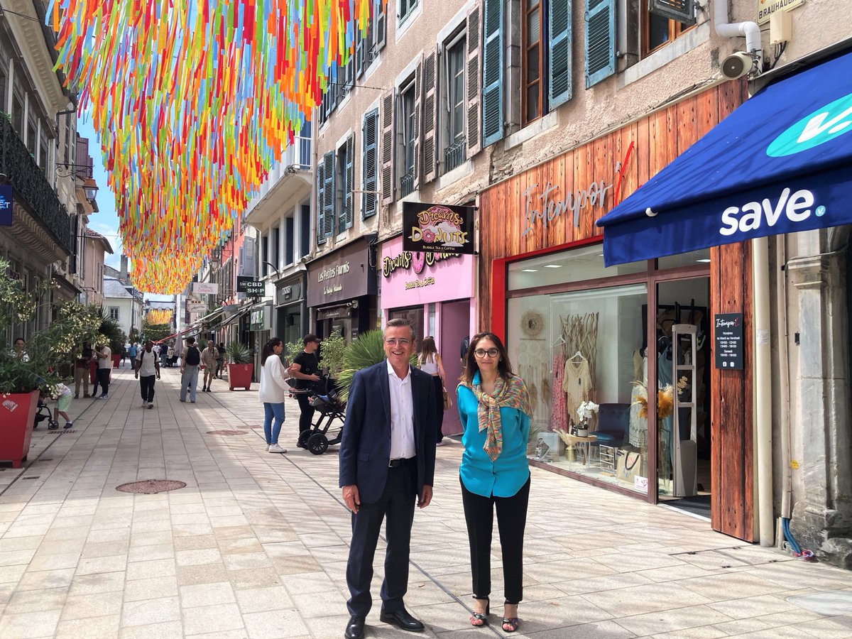 Prefet65's tweet photo. #CoeursDeVille | 🏙️ Nathalie GUILLOT-JUIN, secrétaire générale, est allée, avec la @MairieTarbes, à la rencontre de 6 #commerces qui ont bénéficié d'#aides de l’État afin de rénover leur local. Bravo à toutes ces enseignes qui participent à la vitalité du #CentreVille de Tarbes ! https://t.co/Cn3VLMB5Kx