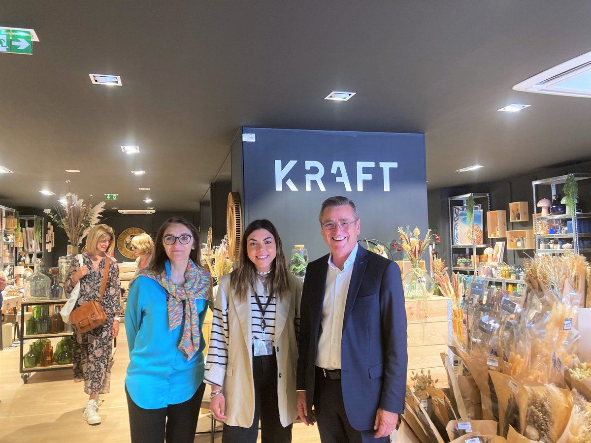 Prefet65's tweet photo. #CoeursDeVille | 🏙️ Nathalie GUILLOT-JUIN, secrétaire générale, est allée, avec la @MairieTarbes, à la rencontre de 6 #commerces qui ont bénéficié d'#aides de l’État afin de rénover leur local. Bravo à toutes ces enseignes qui participent à la vitalité du #CentreVille de Tarbes ! https://t.co/Cn3VLMB5Kx