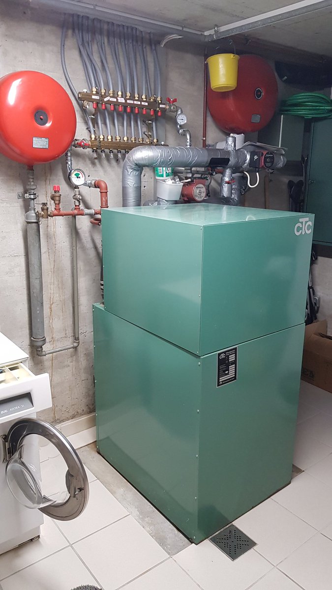 WernerFuchs_CH's tweet photo. @StefanAykut @SwissTeslaphile Stimmt unsere Wärmepumpe ist von 1980 und läuft noch immer.
Einzig ein Service nach 20 Jahren und der Heizverteiler der Bodenheizung musste ersetzt werden, war fast durchgerostet 🙂 #Wärmepumpe #EsIstZeit Braucht übrigens nur Strom für ca. 800.- pro Jahr. #Erdregister https://t.co/11LhADQ2GH