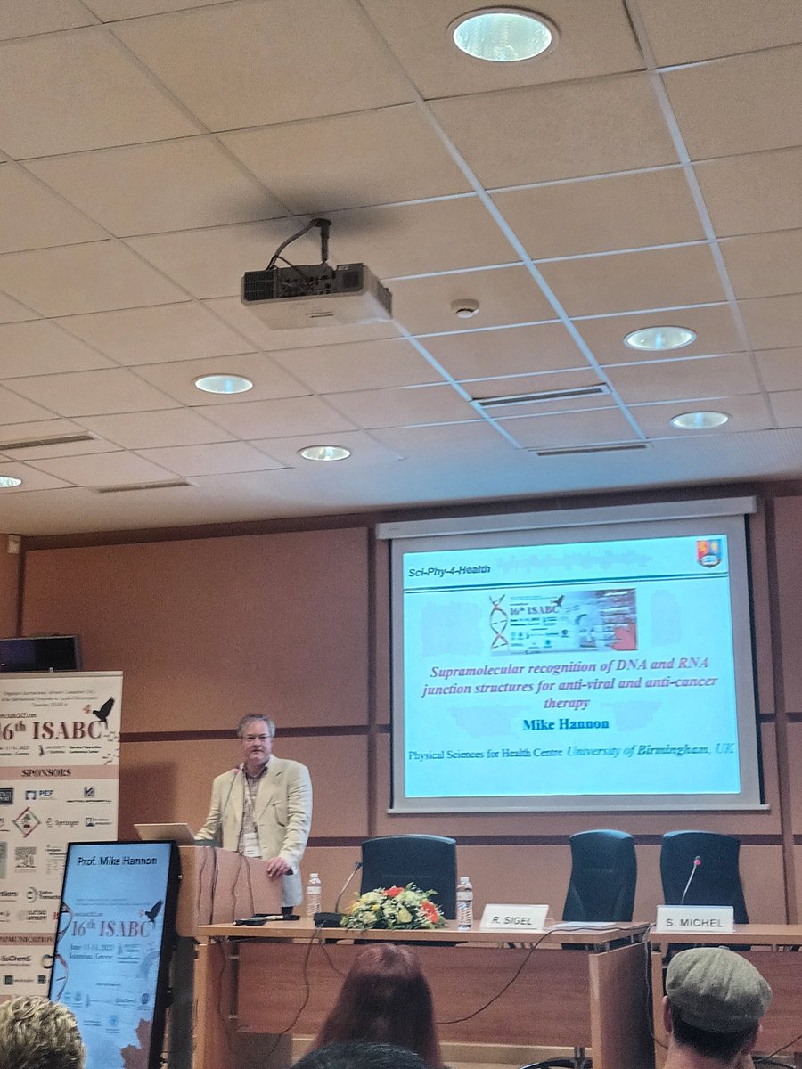 palmeiramarcoss's tweet photo. Incredible session on metal complex interaction with DNA/RNA at 16-ISABC. Great talks by profs Mike Hannon and Roland Sigel. @HannonGroup @sigel_lab
#chemistry #bioinorganic #DNA #RNA #metalsinmedicine #ISABC #chemtwitter https://t.co/xmM59IpzQu