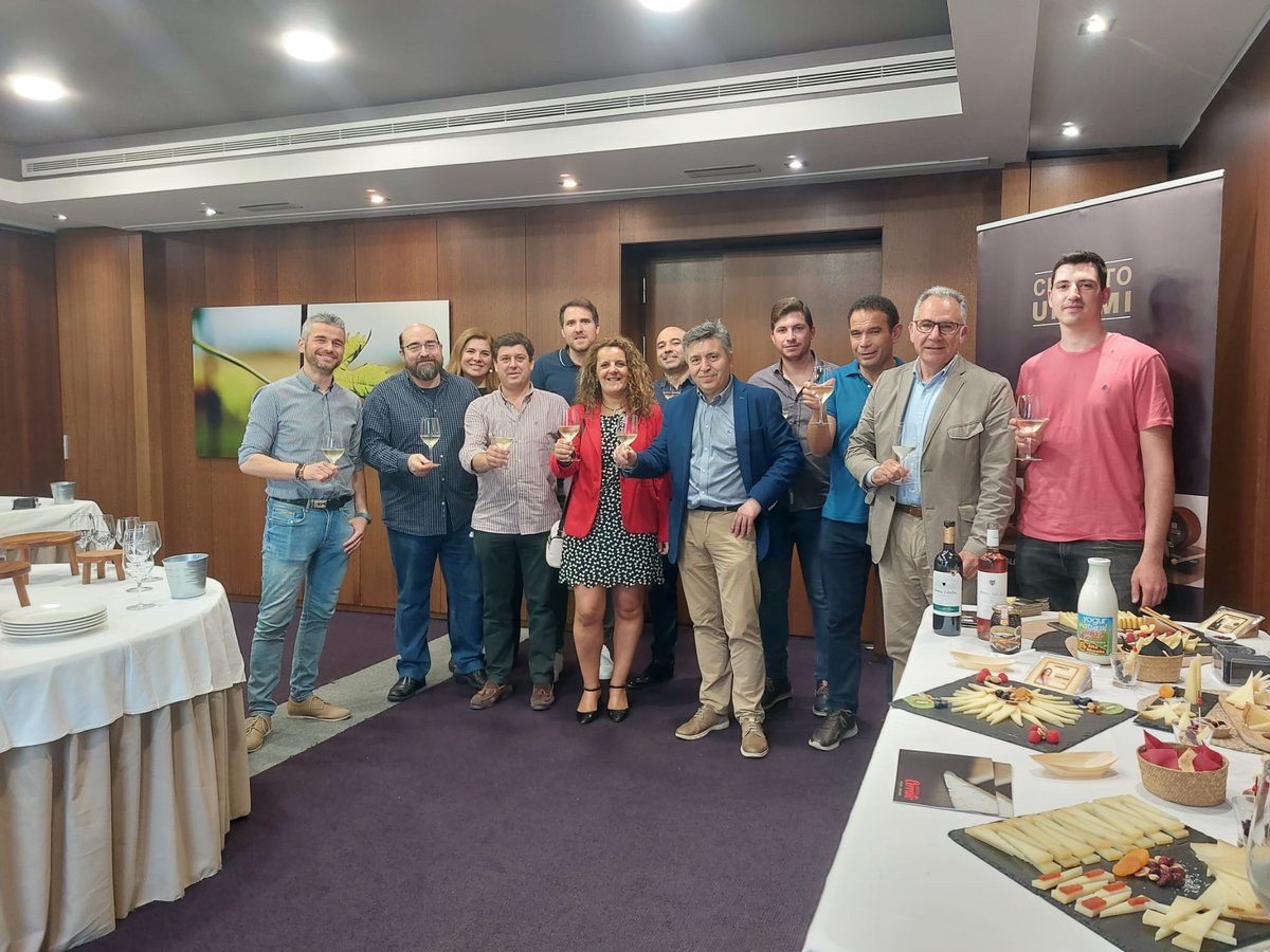 Hemos finalizado la 2ª edición con una cata y degustación de <a href="/QuesosCerrato/">Quesos Cerrato</a> maridados con <a href="/Pinna_fidelis/">Bodega Pinna fidelis</a>. T
Excelentes productos, fruto de la buena gestión de las cooperativas de #CastillayLeón 
<a href="/urcacyl/">Urcacyl. Cooperativas agroalimentarias CyL</a> @