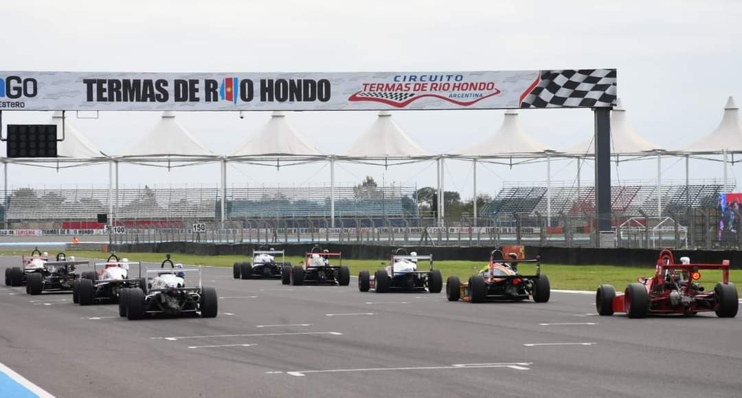WebTribuno's tweet photo. 🏎A 15 años de su inauguración, el @circuitotermas el fin de semana arrasó con la tercera fecha de la #Capicor 👇
https://t.co/vviG9nvog0 https://t.co/YCF5s5qraV