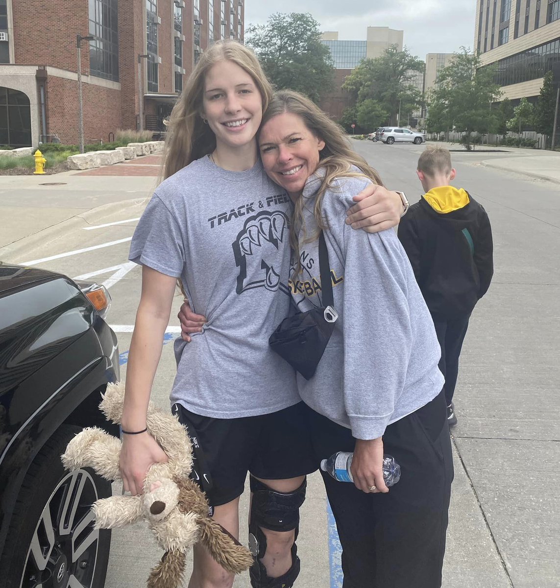 Congratulations, Ava! 💛🖤 Nearly a year after the crash that took her father's life and severely injured her and her mother, Ava Jones has arrived at the University of Iowa. bit.ly/43xkeG7

📸 Amy Jones
#KAKEnews