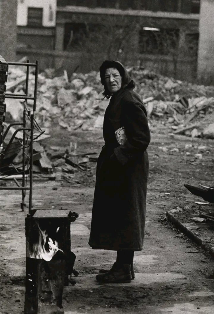 📸 Don McCullin. Homeless woman, Whitechapel, London 1970.