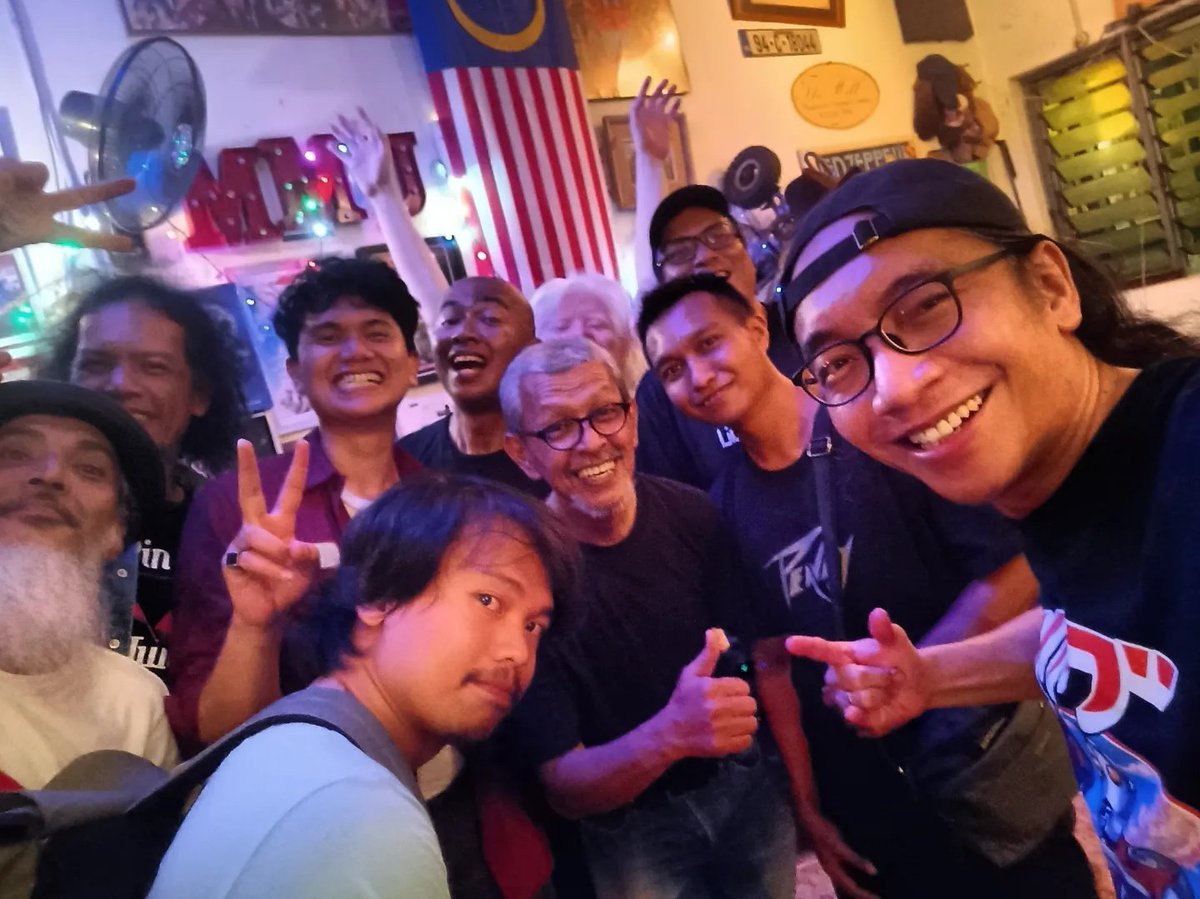 azmyl's tweet photo. Trimaaa kaseyyy #MMULepakhausKulim @balbukhaus &amp; @RuasStore having us on the northern leg of @rulldarwis's Kembali Malaysia Tour 2023 Tour - tiga hari yg BEST GILE! 🥳🎶

Selamat kembali keMalaysia Om Rull this time bersama amazing guitarist Stanly Bactian🤘🔥

#touringlife https://t.co/GjBLR0SXfj