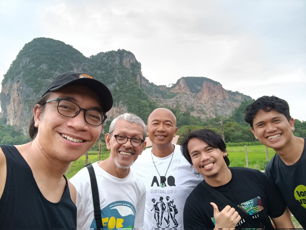 azmyl's tweet photo. Trimaaa kaseyyy #MMULepakhausKulim @balbukhaus &amp; @RuasStore having us on the northern leg of @rulldarwis's Kembali Malaysia Tour 2023 Tour - tiga hari yg BEST GILE! 🥳🎶

Selamat kembali keMalaysia Om Rull this time bersama amazing guitarist Stanly Bactian🤘🔥

#touringlife https://t.co/GjBLR0SXfj
