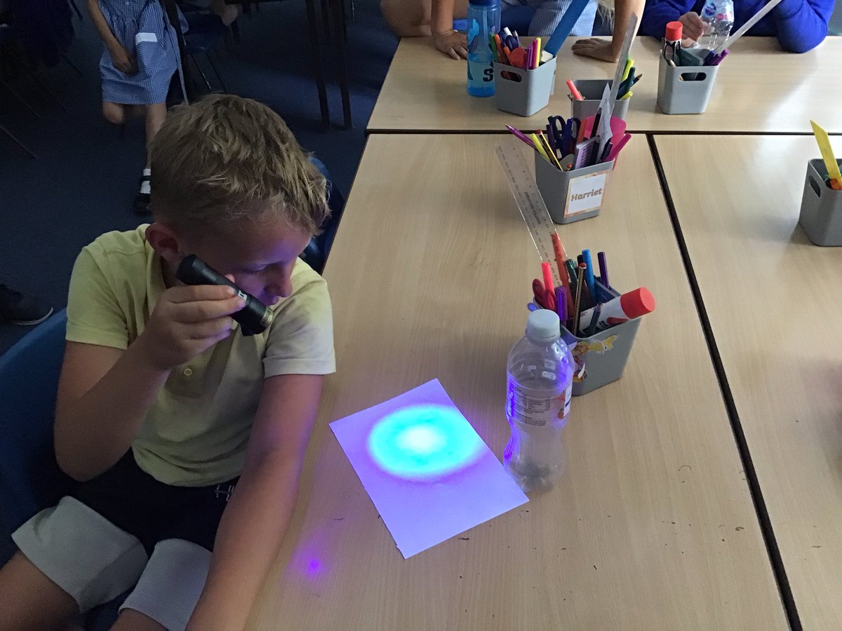 CanonYearThree's tweet image. Year 3 enjoyed a light and shadow workshop from Doctor Paul Barton, a STEM ambassador. Thank you for a great session! #cspsSTEM #cspsscience @CanonSharples @LT_Trust