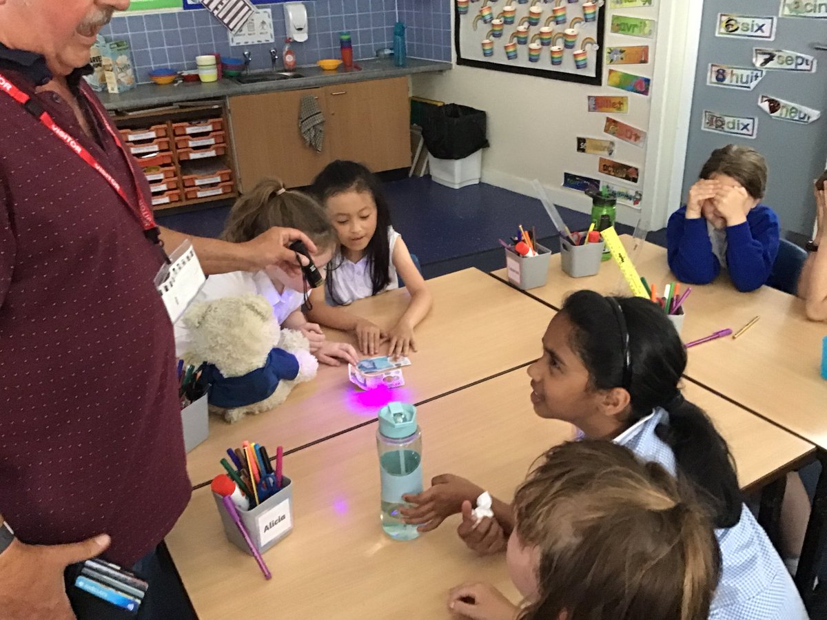 CanonYearThree's tweet image. Year 3 enjoyed a light and shadow workshop from Doctor Paul Barton, a STEM ambassador. Thank you for a great session! #cspsSTEM #cspsscience @CanonSharples @LT_Trust