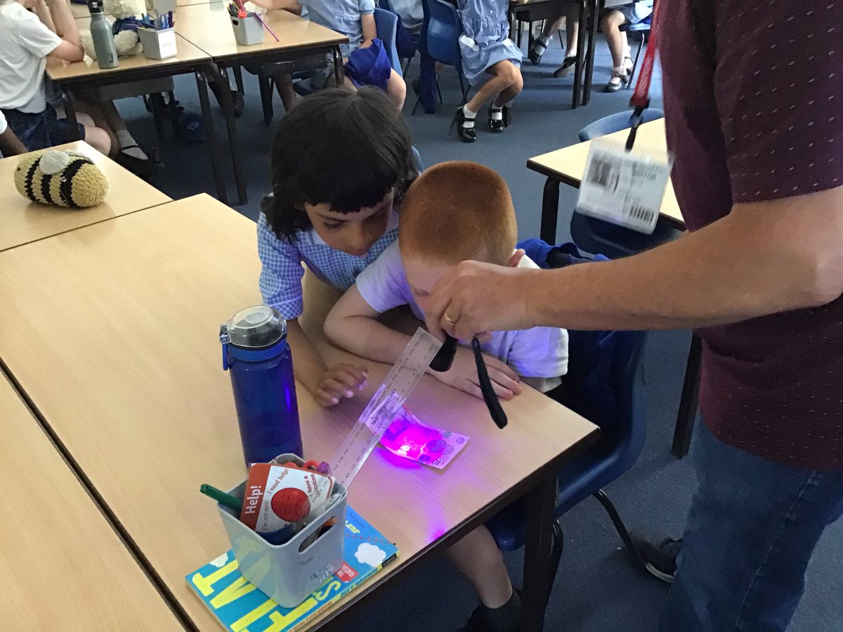 CanonYearThree's tweet image. Year 3 enjoyed a light and shadow workshop from Doctor Paul Barton, a STEM ambassador. Thank you for a great session! #cspsSTEM #cspsscience @CanonSharples @LT_Trust