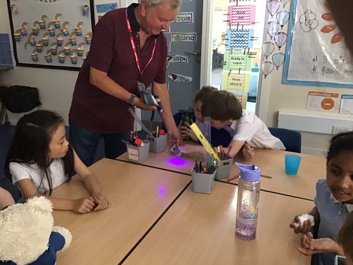 CanonYearThree's tweet image. Year 3 enjoyed a light and shadow workshop from Doctor Paul Barton, a STEM ambassador. Thank you for a great session! #cspsSTEM #cspsscience @CanonSharples @LT_Trust