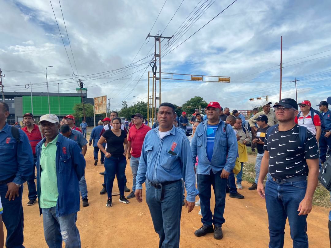 CorreodelCaroni's tweet photo. 🚨#ReporteCDC | #Sidoristas están marchando desde la Avenida Paseo Caroní hacia el portón I de la estatal para exigir la liberación de Leonardo Azocar, Juan Cabrera y Daniel Romero, dirigentes sindicales detenidos por el régimen la noche del sábado. https://t.co/4Vi3amahuw