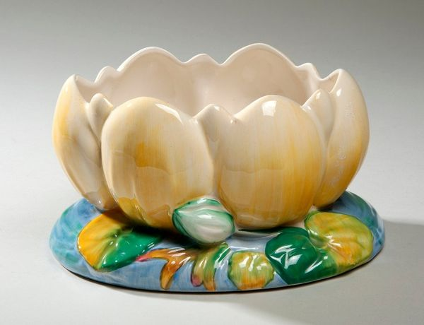 CannonHall1760's tweet image. #MondayMakers Clarice Cliff started working as an apprentice gilder but within a very short amount of time she had progressed significantly and in the mid 1920s was given her own design studio at the Newport pottery. She is one of the most recognised names in ceramics