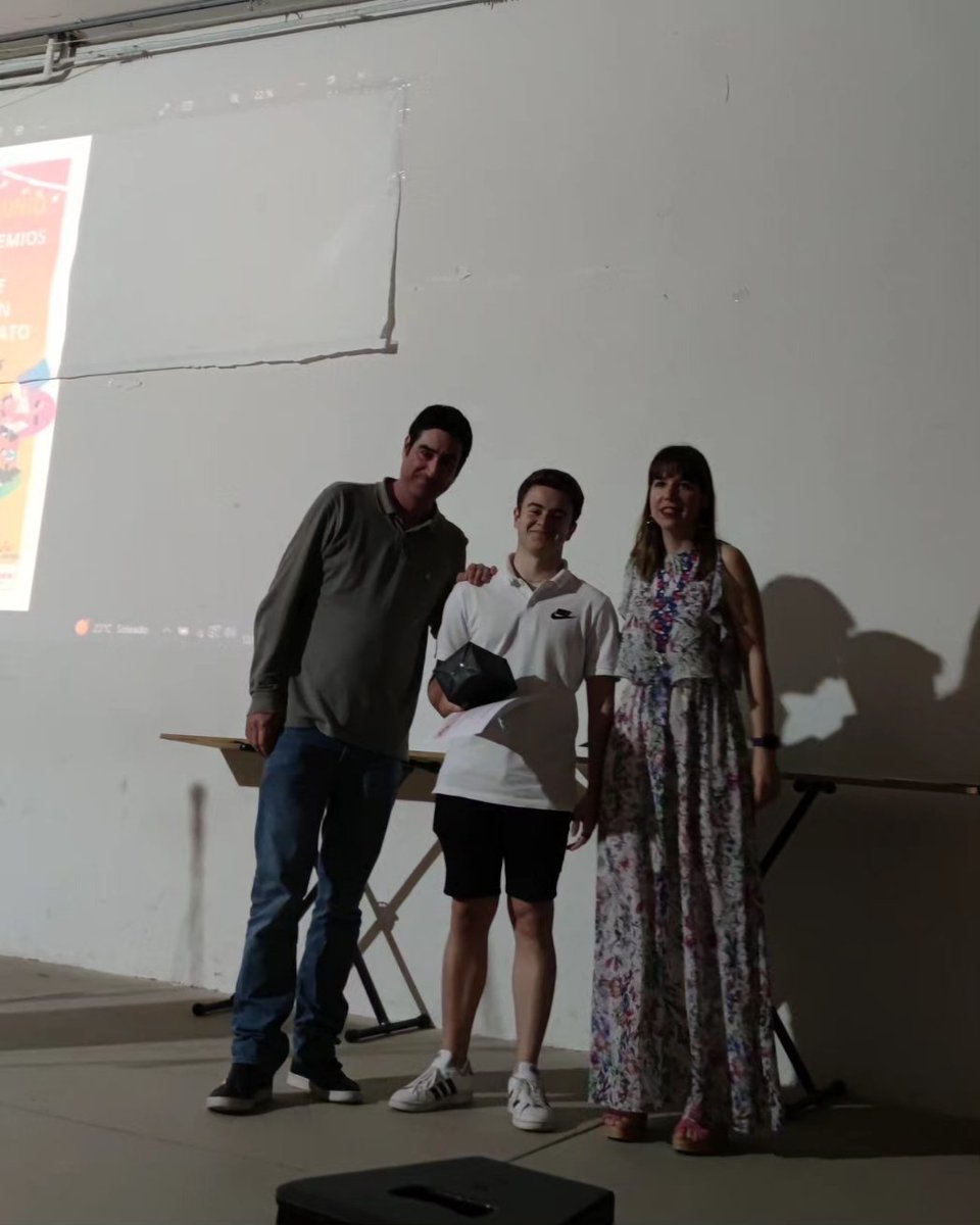 ieselpicarral's tweet photo. Y otras tres menciones especiales más a Diego Grasa, Farid Madorrán y Mario Salavera, sin olvidar el trabajo realizado en inglés y en bilingüe Francés, con la foto finish que refleja el final feliz de un camino lleno de esfuerzo y trabajo. #ainves #investigarjuntos #investigación https://t.co/CptEC40FLj