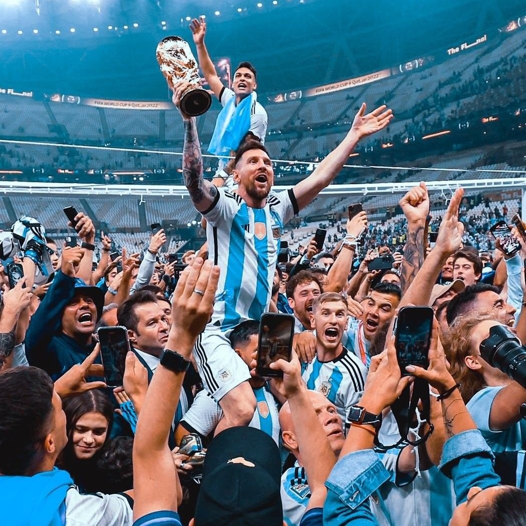 DimMxten's tweet photo. Marco Van Basten: Cristiano is a great player but those who says he is better than Messi knows nothing about football. https://t.co/LS01VaflXB