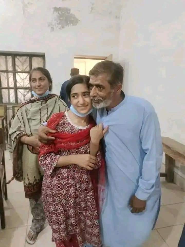 samejjo's tweet photo. قاضي احمد ٽيوشن ڏيڻ بھاني اختر گبول پاران چالاڪيءَ سان زبردستي مذھب مٽائي نڪاح ڪرايل ننڍي عمر جي ھندو نياڻيءَ جو عدالت ۾ بيان رڪارڊ ڪرائڻ کانپوء ڪورٽ پاران سوھانا کي والدين جي حوالي ڪرڻ جو حڪم والدين ۾ خوشيءَ جي لھر ڇانيل https://t.co/hgv7OldK3a