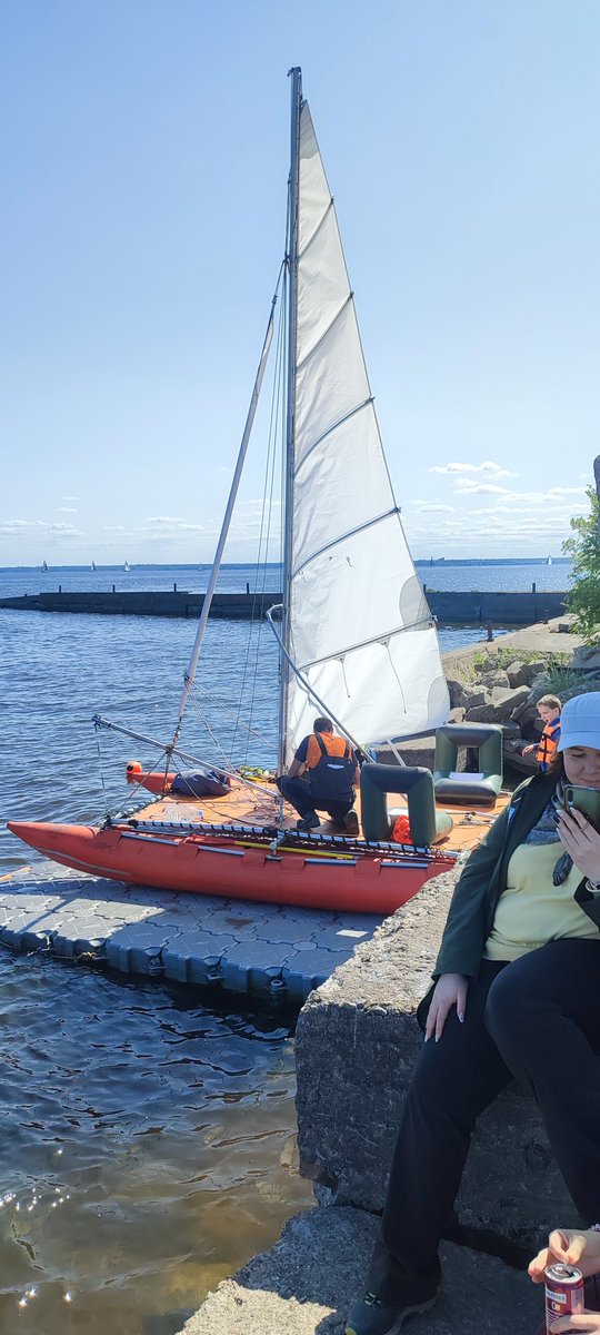 Коллега заманила в субботу на гонки катамаранов. Наблюдали как их собирают и спускают на воду. На закате нас даже покатали.
Задумались о том, чтобы поехать ещё, но уже с полным походным снаряжением, а не как на прогулку.