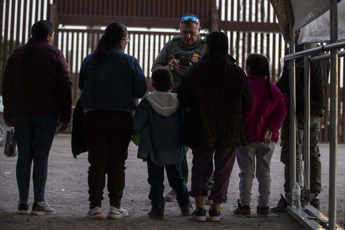 #SueñoAmericano
Nuevas políticas migratorias de EE.UU. han creado un cuello de botella en la frontera con México
@lharanda 
luisguillermodigital.com/2023/06/12/nue…